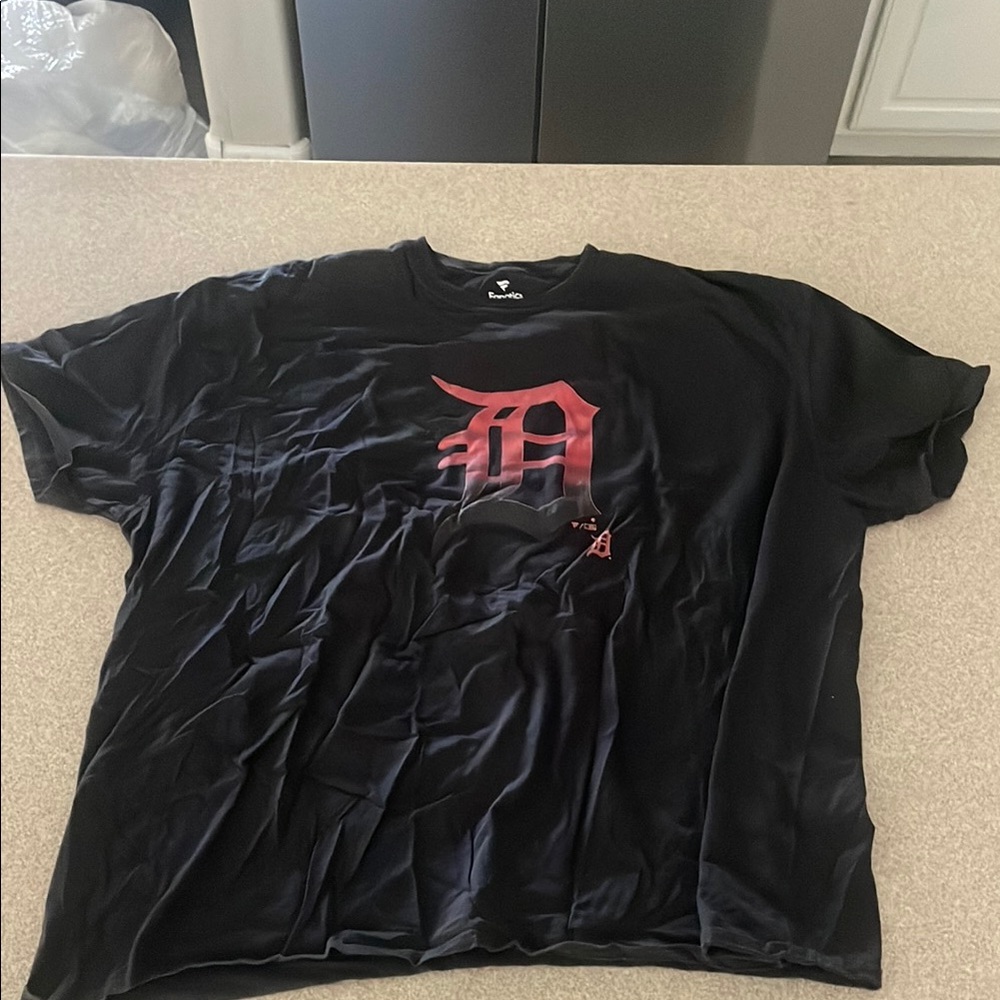 .Fanatics Black and Red Short Sleeve Tee. Detroit Tigers